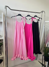 Kép betöltése a galériamegjelenítőbe: 2912 LOLA pliszírozott ruha
