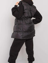 Kép betöltése a galériamegjelenítőbe: 8815 MŰBŐR mellény+ jogging szett
