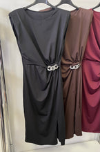 Kép betöltése a galériamegjelenítőbe: 43133 ZIA alkalmi ruha válltöméssel
