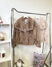 Kép betöltése a galériamegjelenítőbe: 9411 LISA műszőrme bunda
