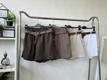 Kép betöltése a galériamegjelenítőbe: 7962 LINA gumis derekú vászon sort övvel
