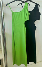 Kép betöltése a galériamegjelenítőbe: 8302 MILA vėkony bordás oldalt kivágott ruha
