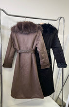 Kép betöltése a galériamegjelenítőbe: 8878 AMANDA műirha szőrme galléros kabát
