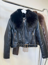 Kép betöltése a galériamegjelenítőbe: 5699 DORINA műszőrmés műbőr kabát
