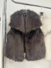 Kép betöltése a galériamegjelenítőbe: 27412 KYLIE műszőrme mellény
