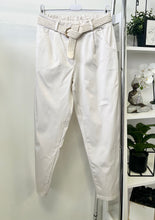 Kép betöltése a galériamegjelenítőbe: 0540 DORY fényes nadrág
