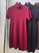 Kép betöltése a galériamegjelenítőbe: 8113 LILI fonott mintás rövid ujjú kötött ruha
