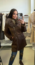 Kép betöltése a galériamegjelenítőbe: 8879 EVELYN camel műirha téli kabát
