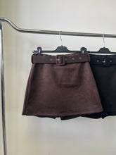 Kép betöltése a galériamegjelenítőbe: 43080 VENDY öves velúr hatású szoknya/sort
