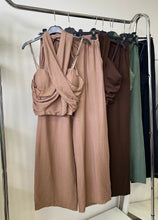 Kép betöltése a galériamegjelenítőbe: 27098 CARA nyakba kötős vászon szett
