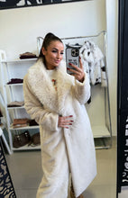 Kép betöltése a galériamegjelenítőbe: 230121 HELENA műszőrme bunda
