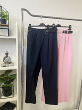 Kép betöltése a galériamegjelenítőbe: 90342 IRIS átlapolt nadrág övvel
