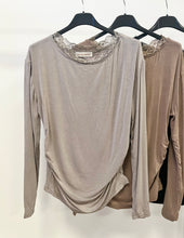 Kép betöltése a galériamegjelenítőbe: 65154 DETTY csipkés csónak nyakú felső
