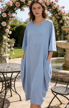 Kép betöltése a galériamegjelenítőbe: 38957 LORENA pamut zsebes hagyma ruha
