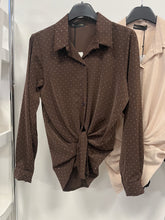 Kép betöltése a galériamegjelenítőbe: 7988 STRASSZOS GIGI szatén blúz
