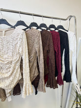 Kép betöltése a galériamegjelenítőbe: 354 MIRJAM csavart csipke tölcsér ujjú csipke body
