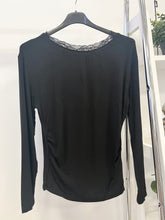 Kép betöltése a galériamegjelenítőbe: 65154 DETTY csipkés csónak nyakú felső
