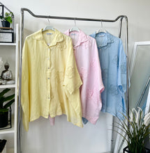 Kép betöltése a galériamegjelenítőbe: 2858 LENVÁSZON oversize ing virág díszítèssel
