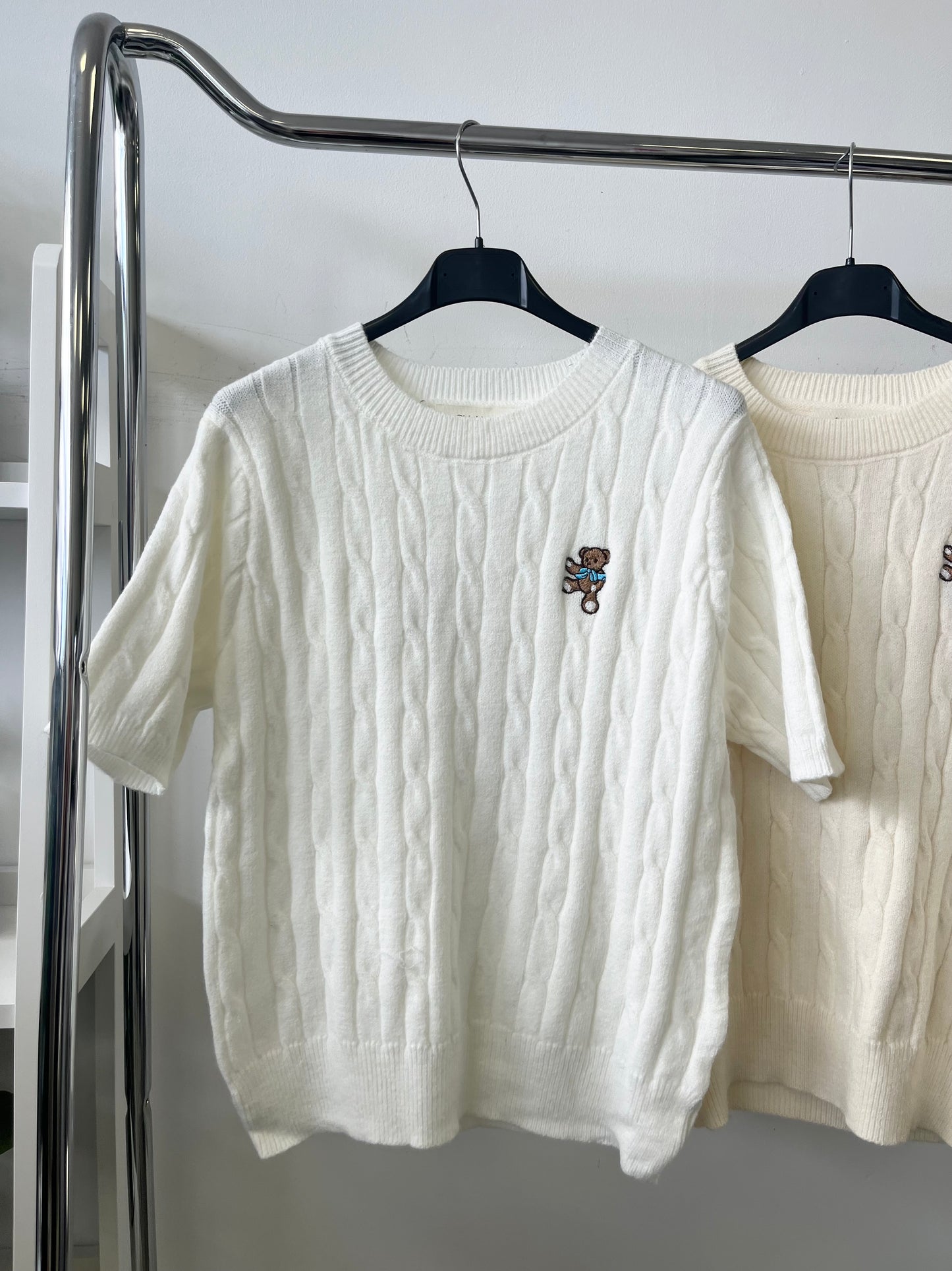 85739 ALPHA fonott mintás rövid ujjú maci 🧸 hímzéssel