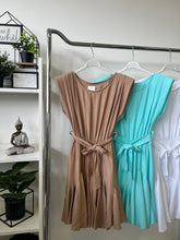 Kép betöltése a galériamegjelenítőbe: NINETT válltömős fodros ruha
