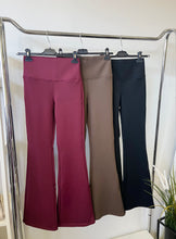 Kép betöltése a galériamegjelenítőbe: 8571 BUNDÁS trapéz szárú leggings
