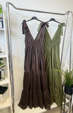 Kép betöltése a galériamegjelenítőbe: 4359 HELGA vállán masnis műselyem ruha
