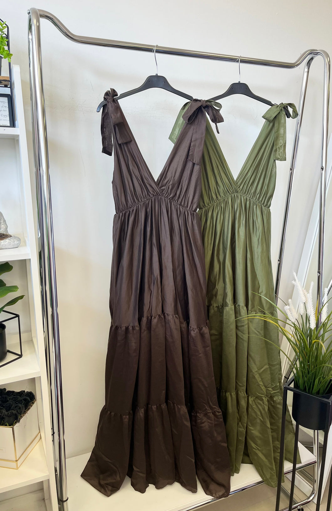 4359 HELGA vállán masnis műselyem ruha