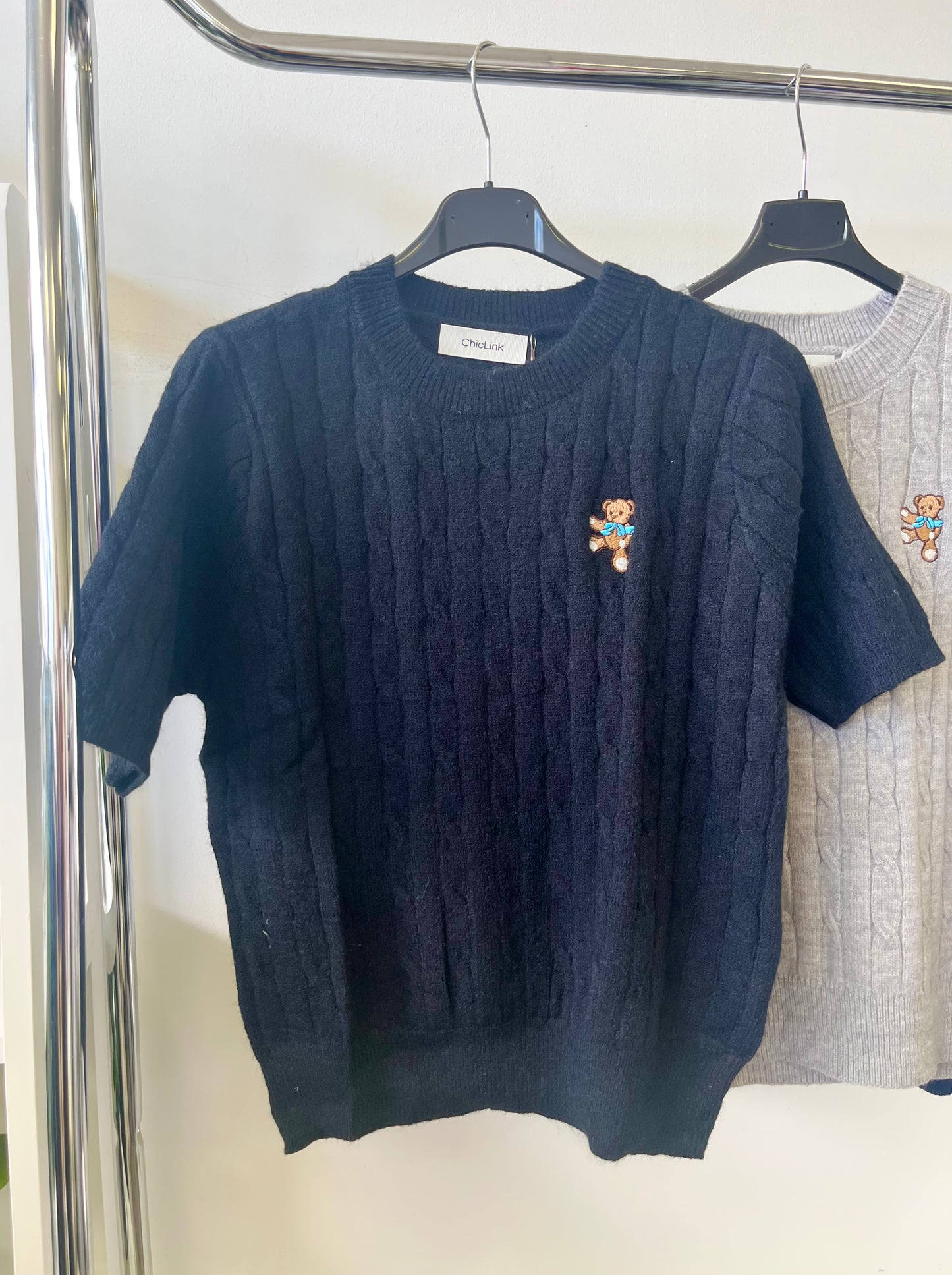 85739 ALPHA fonott mintás rövid ujjú maci 🧸 hímzéssel