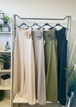 Kép betöltése a galériamegjelenítőbe: 58087 LIDIA zsebes extra bőszárú overál brossal
