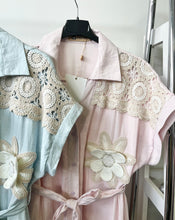 Kép betöltése a galériamegjelenítőbe: 13531 LETTA vászon ruha horgolt virág dísszel
