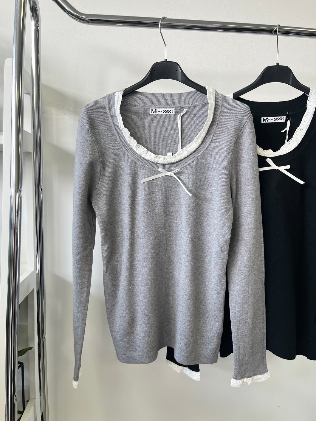 V0136 LARA csipke nyakú kötött felső