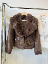 Kép betöltése a galériamegjelenítőbe: 8792 MELISSZA műszőrme kisbunda
