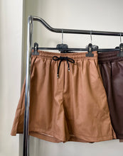 Kép betöltése a galériamegjelenítőbe: 98378 SINDY műbőr sort
