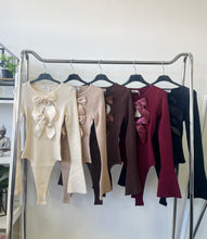 Kép betöltése a galériamegjelenítőbe: 9719 CLOE bordás body szatén levehető masni brossal
