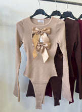 Kép betöltése a galériamegjelenítőbe: 9719 CLOE bordás body szatén levehető masni brossal
