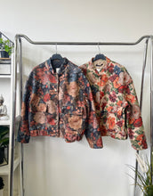 Kép betöltése a galériamegjelenítőbe: 003244 RELLA virág mintás átmeneti kabát
