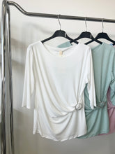 Kép betöltése a galériamegjelenítőbe: 7439 LEA oldalt húzott felső
