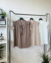 Kép betöltése a galériamegjelenítőbe: 88955 HANNA ujjatlan masnis blúz
