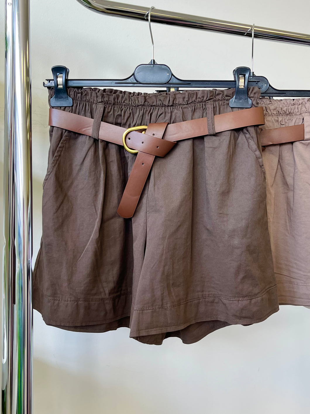 7962 LINA gumis derekú vászon sort övvel