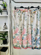 Kép betöltése a galériamegjelenítőbe: 13052 TRIANA levél mintás vászon nadrág
