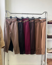 Kép betöltése a galériamegjelenítőbe: 7395 LILLA öves gombos szárú nadrág
