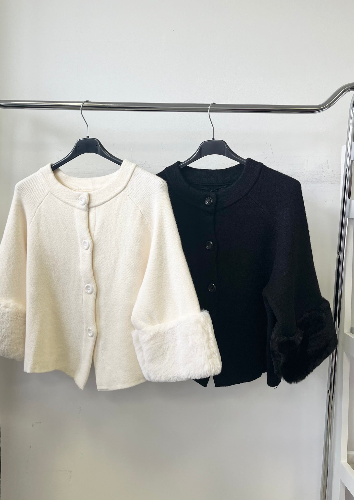 9098 ANY szőrmés ujjú gombos oversize kardigán / felső