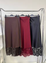 Kép betöltése a galériamegjelenítőbe: 4169 LENA csipke aljú maxi szoknya
