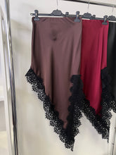 Kép betöltése a galériamegjelenítőbe: 4791 FLORA féloldalas csipke szatén szoknya
