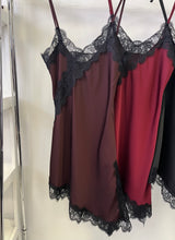 Kép betöltése a galériamegjelenítőbe: 4779 ALEXA csipkés szatén ruha
