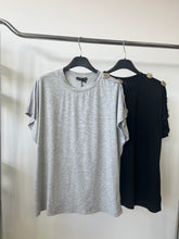 Kép betöltése a galériamegjelenítőbe: 12012 ANDA gombos vállú felső
