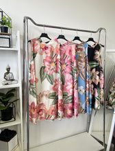 Kép betöltése a galériamegjelenítőbe: 18823 VIRGINIA virágos szatėn ruha
