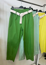 Kép betöltése a galériamegjelenítőbe: 52125 STACY öves nadrág
