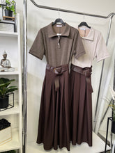 Kép betöltése a galériamegjelenítőbe: 5811 ZENNA rövid ujjú ruha vászon szoknyával, övvel
