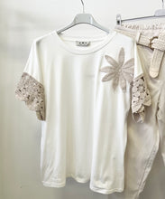 Kép betöltése a galériamegjelenítőbe: 1518 VERONICA póló horgolt diszítéssel
